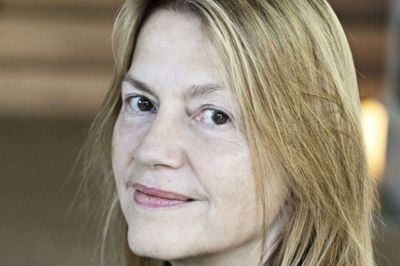 Selv om det er nogle år siden, Kristine Jensen fratrådte sin stilling på kunstakademiet, KADK, er hun professor emerita frem til 2025. - Det betyder bare, at jeg kan komme over og arbejde for ingen penge, siger hun og smiler. Og hendes fagområde, landskaber, er populært. - Det er et sted, hvor der er sket en kæmpe eksplosion. Der er rigtig mange, som gerne vil arbejde med at få jordklodens overflade til at fungere. Det er jordklodens situation, der er vores egentlige bygherre. Og der er byplanlæggere ikke rigtig til stede mere. Det er investorer, der bestemmer. Byplanlægning og landskabsarkitektur blev grundstartet på KADK i 1920’erne. Dengang var det helt nyt, at landskabet skulle med i byplanlægningen. I dag bygger vi mere og mere og højere og højere, så der bliver plads til flere mennesker, men det er ikke sådan, at det bliver mere økologisk eller grønnere. Det er en fadæse, og det er fordi pengene kommer fra investorer, og de interesserer sig ikke en klap for det, siger hun. Foto: Privatfoto
