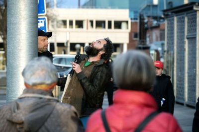 De to kunstnere Christian Bretton-Meyer og Morten Steen Hebsgaard ved »Endless Lamppost« - sidstnævnte blev lidt søsyg af at kigge op på lygtepælen. Foto: Chresten Bergh