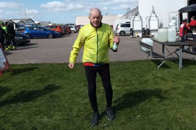 Løbets ældste deltager var 88-årige Knud Poulsen fra Tjørring, som kom i mål i fin stil sammen med en flok yngre kvinder fra de lokale klubber. Foto: Privatfoto