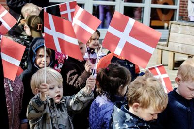»Hurra - hurra - hurra!« Uhre Friskoles nye vuggestue blev fejret med manér. Foto: Chresten Bergh