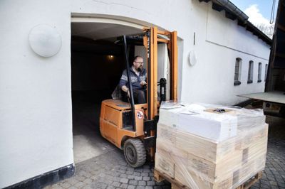 Torsdag eftermiddag blev den sidste palle med vin kørt ud fra Krøjgårdvej og sendt med fragtmand til Lundvej. Foto: Chresten Bergh