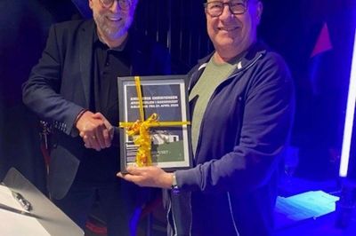 Formanden for Bakkehuset, Steen Hebsgaard (t.v.), kunne ved generalforsamlingen udnævne Knud Erik Christensen som æresmedlem af Bakkehusets Venner. Foto: Privatfoto