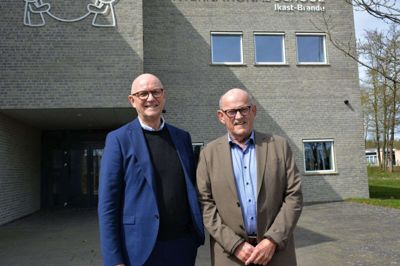 Forhenværende borgmester, folketingspolitiker og rektor Carsten Kissmeyer (V) bliver ny formand for Den Internationale Skole. Til højre ses afgående formand Kurt Møller Pedersen. Foto: Privatfoto