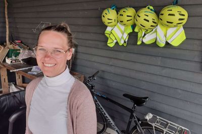 Anni Frahm har startet en privat dagpleje »Sanglærken« i Snejbjerg med tre børn. Der er plads til et fjerde barn, og cykelhjelme og veste hænger parat at køre en tur i den store ladcykel. Foto: Jesper Wind