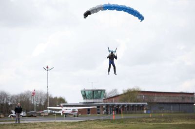 Stigende aktiviteter hos faldskærmscentret Dropzone Denmark har fået Herning Kommune til at stille krav om et tillæg til flyvepladsens miljøgodkendelse. Foto: Tom Laursen