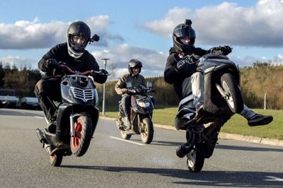 De er mellem 7 og 11 gutter, som hver uge bruger mange timer på at nørde med deres scootere. Larmen er øredøvende, og det har medført mange klager fra Brandes borgere. Derfor drømmer drengene om et sted, de kan dyrke deres passion uden at genere andre. Bemærk i øvrigt de små kameraer på hjelmene. Det er nemlig også en stor del at producere videoer fra træningerne, som har hundredvis af seere på Youtube og Tiktok. Foto: Chresten Bergh