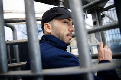 - Folk bliver psykisk syge af at bo på Kærshovedgård. Man føler sig ikke som et menneske her, siger Vahid Hosseini, der har boet på udrejsecentret i tre år. Aviswn tog med Vahids besøgsven Karen Marie Møller fra Silkeborg til det sted, hun betegner som »en kirkegård for levende«.