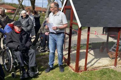 Poul Siggard fra Lind Plejehjems vennekreds holdte tale ved det nye hønsehus’ indvielse til en flok begejstrede plejehjemsbeboere. Foto: Privatfoto