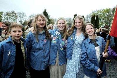 FDF i Sunds er på vej til at skabe en ny tradition, hvor man bliver konfirmeret i den såkaldte forbundsskjorte. Fra venstre ses konfirmanderne Lasse Danner Hessellund, Isabella Kjeldsen Kudahl og Sille Dam Bräuner. Til højre Lea Kjelstrup Philipsen, der blev konfirmeret sidste år og fanebærer Frederikke Hedelund Schou, der først skal konfirmeres næste år. Foto: Chresten Bergh