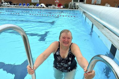 69-årige Sonja Jensen fra Hammerum var blandt de første i vandet, da Gjellerup Sogns Friluftsbad åbnede lørdag morgen. Foto: Bo Lundgaard