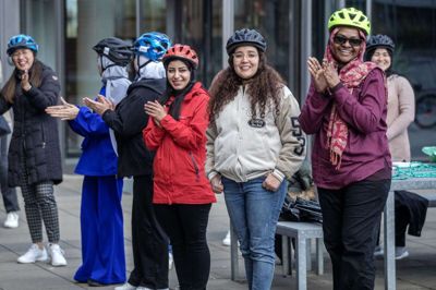 De 12 indvandrerkvinder i »Projekt Cykelstart« finder stor glæde i fællesskabet på holdet og bakker hinanden op i at lære at cykle. Foto: Chresten Bergh