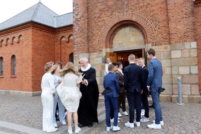 Provst Poul Erik Knudsen ønsker dagens konfirmander tillykke med dagen. Foto: Laila Kempel