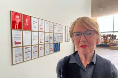 Elle-Mie Ejdrup Hansen har søgt aktindsigt i sagen om Fredsskulptur 1995 i Statsministeriet. Det er blevet til en selvstændigt værk med navnet »To sønner« - der her ses på væggen i baggrunden. Foto: Bo Lundgaard