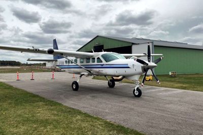 Peter Svalø (t.v.) fra Dropzone Denmark siger, at man gør hvad man kan for at støje mindre - og henviser blandt andet til virksomhedens nye fly, der støjer mindre det gamle. Foto: Bo Lundgaard