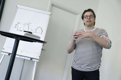 Erhvervsskoledirektør Allan Kortnum er medforfatter til flere bøger om mindsetbaseret ledelse, og han gav en flok midtjyske ledere tips til, hvordan deres arbejdspladser bliver exceptionelle steder. Foto: Henrik Ole Jensen