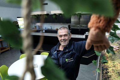 En nærmest lidt lykkelig institutionsleder Jan Kjellstrøm i den ombyggede børnehave og vuggestue i Gullstrup Børnecenter, der åbnede mandag. Den officielle indvielse finder sted onsdag 31. maj, hvor borgmester Dorte West (V) kommer forbi. Foto: Chresten Bergh