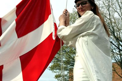 Therese Dalby Wille var ene om at lade Dannebrog gå til tops i Ikast-Brande Gymasiums 12 meter høje flagstang. Foto: Laila Kempel