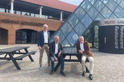 I Danmark er der eftersigende omkring 40.000 bridge-spillere, hvoraf cirka halvdelen er regestrerede i klubber. Fra venstre er det Morten Bilde, elitechef hos det danske bridgeforbund, og Fin Hüttel, formand for Herning Bridgeklub, som begge håber, at næste års EM i bridge skal afholdes i kongrescentret i Herning. Til højre er det præsidenten for den europæiske bridge-liga, Eric Laurant. Foto: Martin Hove Thomsen