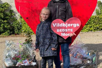 For et år siden modtog Marianne Hansens Aaes titlen som Vildbjergs bedste mor. Hun var indstillet af datteren Frederikke. Søndag findes en ny »Vildbjergs bedste mor«. Foto: Privatfoto