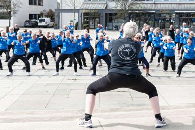 Der var godt gang i pensionisterne fra Senior Sport & Motion Ikast, som lavede gymnastik på torvet i Ikast. Foto: Linna Grøn