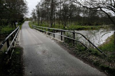 Det er denne bro over Skjern Å, underskriftsindsamlingen drejer sig om. Broen har i årevis fået lov at forfalde, og nu har Herning Kommune foreslået at lukke den for biltrafik. Foto: Henrik Ole Jensen