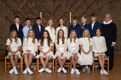 Følgende konfirmander fra Brændgårdskolens 7. z blev af Gotfred Larsen (t.h.) konfirmeret i Hedeagerkirken lørdag 6. maj klokken 12: Alexander Overgaard Andersen, Alma Starcke Johansen, Christian Juul Kjær Jacobsen, Anne-Sofie Holm Hansen, Ditlev Munkholm Gade, Dicte Leonora Vandris Nielsen, Lasse Hjorth Sonne-Schmidt, Freja Ankjær Gadegaard, Lucka Mads Villadsen, Idun Pander, Nilas Høghøj Pyndt, Karen Nørgaard Medom, Line Søndergaard Aagesen, Mynthe Kruse Thomsen og Vilja Jeppesen Mosekjær. Foto: Erling Jørgensen