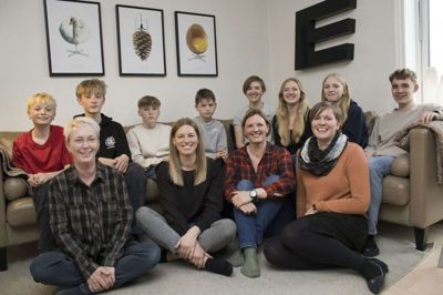 Fra venstre: Heidi Hejlskov Fauerholdt sidder foran sine tvillinger Emil og Rasmus, Julie Helge foran Sebastian og Elias, Louise Baadsgaard Raahede foran Mille og Gryl og Karina Storgaard Jensen foran Ida og Alfred. Foto: Turit Skovborg
