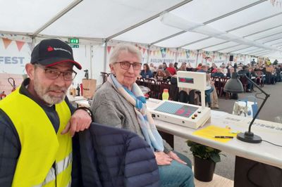Morten Beier og Rita Pedersen havde alt klar til onsdagens banko ved Aulum Byfest. Byfesten kom godt fra land med fuldt hus til bankospillet. Foto: Jesper Wind