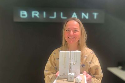 Anja Lund, butikschef i Brillant:
- Noget af det, der virkelig er populært i øjeblikket, er øreringe. Men i det hele taget er smykker jo en gave, som de fleste kvinder bliver glade for. Og vi kan godt mærke, at mange kunder gerne vil glæde deres mødre på mors dag. Her er nogle smukke smykker fra Spirit Icons, hvor man selv kan vælge, om smykkerne skal være forgyldte eller i sølv. Foto: Mikkel Korsgaard Christensen