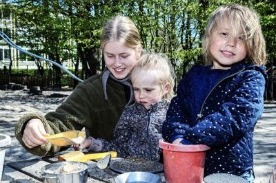 Mathilde Sofie Zacho er med i det ungepanel, der forsøger at have fingeren på pulsen, når det handler om, hvad unge synes er svært, så der kan oprettes selvhjælpsgrupper for dem. Hun er ikke selv med i en gruppe, men det er heller ikke en forudsætning for at være med i panelet. Mathilde Sofie Zacho håber, at selvhjælpsgrupperne bliver almindeligt anerkendt, så de bliver et sted, hvor det er helt naturligt, at man henvender sig, hvis man har det svært på den ene eller den anden måde. Foto: Chresten Bergh