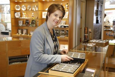 Signe Overgaard Hansen er i lære hos Koral Guld & Sølv i Herning. Det er noget af det positive, der er sket i hendes liv inden for det seneste års tid. Foto: Henrik Ole Jensen
