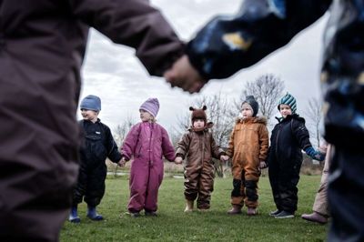 Præriens legeplads og udeareal bliver hver dag flittigt brugt af »Vildhestene«, »Bøflerne«, »Bjørnene« og »Jordegern«, som børnegrupperne hedder. Det hele er bygget af forældrene og er løbende blevet udvidet. - Det har krævet en pionerånd, som nu kommer en masse børn til gode. Det har også været med til at give familierne et ejerskab over stedet, siger institutionsleder Henrik Thoftgaard. Foto: Chresten Bergh