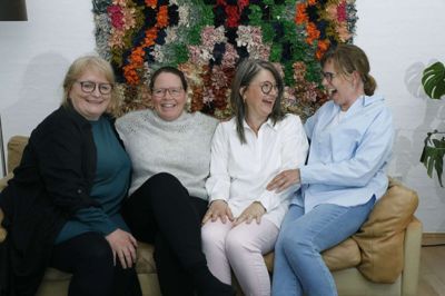 Fire mødre i samme sofa. Det er fra venstre Laila Kempel, Heidi Gydesen, Anette Brøsted Hald og Lisbeth Søgaard. Foto: Henrik Ole Jensen