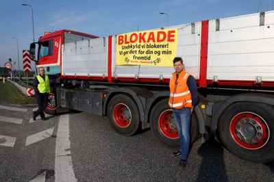Lastbilen her holder foran afkørslen til motorvejen på Vardevej lige syd for Herning. Foto: Henrik Ole Jensen