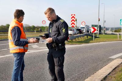 Lokal dialog kom der, da politiet var forbi og give en henstilling til én af demonstranterne. Foto: Henrik Ole Jensen