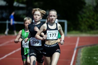 Madison Hasle Terp (forrest) prøvede for første gang kræfter med 3000 meter til et stævne. Foto: Chresten Bergh