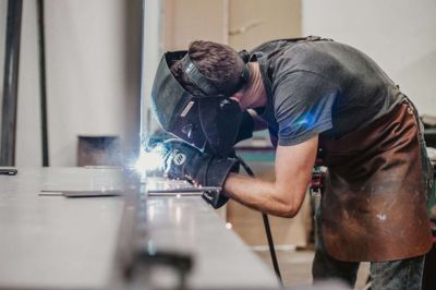 Formålet med indsatsen er at hjælpe ledere, der oplever høje krav og højt stressniveau, og at få ny viden om, hvordan man bedst forebygger stress i produktionsvirksomheder. Foto: PR-Foto