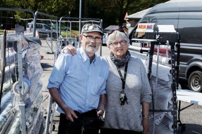 Thyra og Kurt Nissen er altid til Aulum Byfest. Parret drev i mange år Gardinvæveriet. Nu sælger de voksdug og tager ofte på markeder rundtomkring i Danmark. Næste weekend går turen til Fyn. Foto: Chresten Bergh