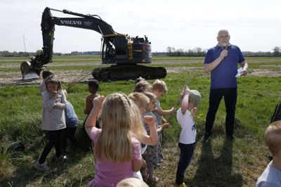 John Thomsen (V), formand for byrådets miljø-, infrastruktur- og naturudvalg, havde æren af at sætte udgravningen af Tangsø i gang. Foto: Henrik Ole Jensen