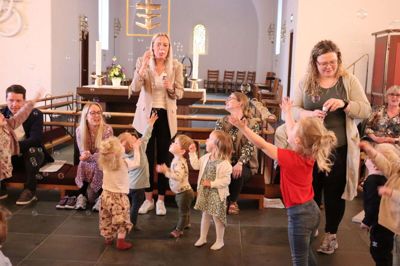 Der var liv og glade dage, da de små sang sammen med de grå i Ikast Kirke i går. Foto: Merete Riis Jensen