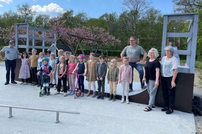 Studsgårds elever foran skolens nye skaterbane. Foto: Privatfoto