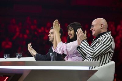 Kwamie Liv - her fotograferet mellem Simon Kvamm (t.v.) og Thomas Blachman ved årets »X Factor«-finale i Arena Randers - siger, at hun selv har besluttet at forlade dommertrioen ved talentkonkurrencen. Foto: Henrik R. Petersen/Ritzau Scanpix