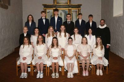 7.A. fra Lindbjergskolen blev konfirmeret lørdag 29. april klokken 9. Anne Holm Simonsen, Ebba Egebjerg Bryholt, Emilie Kjærsgaard Beck, Erika Mølgaard Hertzberg, Frederik Lindbjerg Sørensen, Josefine Sahl Helsager, Julie Kringelholt Borup, Laura Gram Krogstrup, Laura Neerup Jakobsen, Mads Lund Svaneklink, Mads Lyshøj Ingwardsen, Mille Voigt Ibsen, Nathalie Perrier-Kongsgaard, Peter Kristian Hummelhoff Genz, Simon Lago Risom, Thea Søgaard, Villads Wyrtz Mikkelsen og William Fjølner Dupont. Foto: Privatfoto