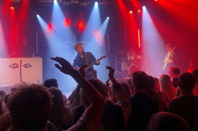 Forsanger Peter Moulvad var en sand energibombe under "Drengestregers" koncert på Fermaten fredag aften. Foto: Brian Kjær Andersen