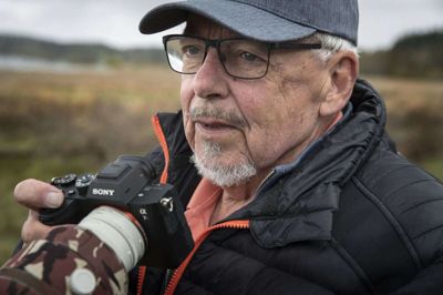 Kjeld Kjeldsen tilbringer hver dag adskillige timer ved Bølling Sø med kamera og sin kraftige camouflagefarvede telelinse. Han bliver som regel siddende og ser havørnene flyve rundt ved søen, længe efter han har fået nye pletskud af dem »i kassen«. Foto: Martin Ballund