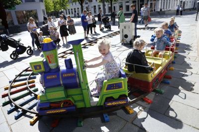 Der var liv og glade dage i midtbyen i lørdags, hvor Herning Cityforening havde arrangeret Børnedag på Torvet. Børnetoget var et hit. Foto: Henrik Ole Jensen