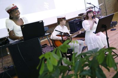 Abigail Simpson sang en smuk elevtale, som Sebastian Grøndal leverede musikken til. Foto: Henrik Ole Jensen