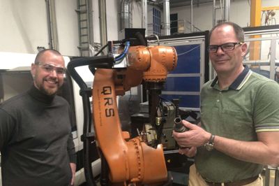 Anders Engelbrecht, projektleder ved DAMRC (t.v.) og Stig Brogård Andersen, produktlinjechef i Niebuhr Gears samarbejder om at skabe de bedst mulige kurser til medarbejderne.Foto: Thor Ølgaard Hansen