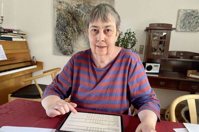 Grete Rask, der bor på Holstebrovej i Vind, ærgrer sig over de nye busruter til byen, hvor størstedelen af afgangene direkte til Holstebro og Ørnhøj bliver skåret væk. Foto: Jan Briks Kjærside