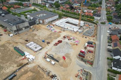 I første omgang skal der bygges 198 boliger på sygehusgrunden, og de 87 er ved at skyde op ved kranen i områdets nordvestlige hjørne. Der er imidlertid også gang i arbejdet på to andre af de i alt fem byggefelter, som Nordstern skal bygge på. I ét felt er der støbt til de næste boliger, mens gravearbejdet er i gang i et andet. Foto: Nordstern